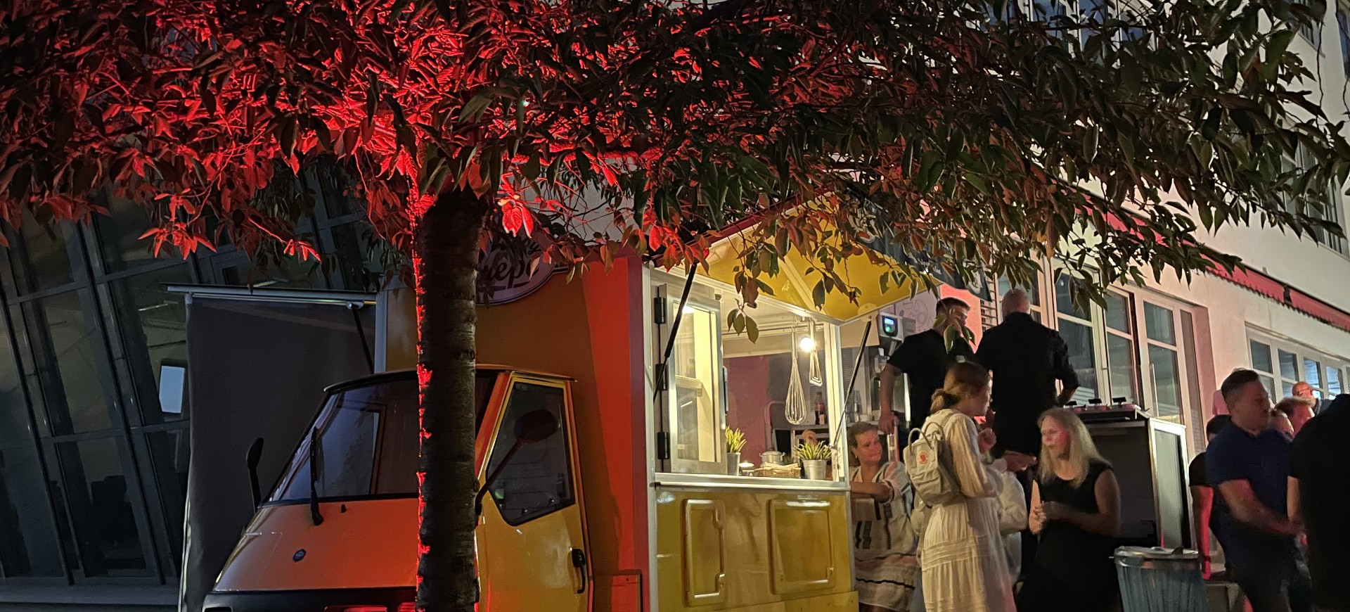 Happy Crêpe Piaggio Ape bei Abend-Firmenevent – Crêpe Catering Köln und NRW